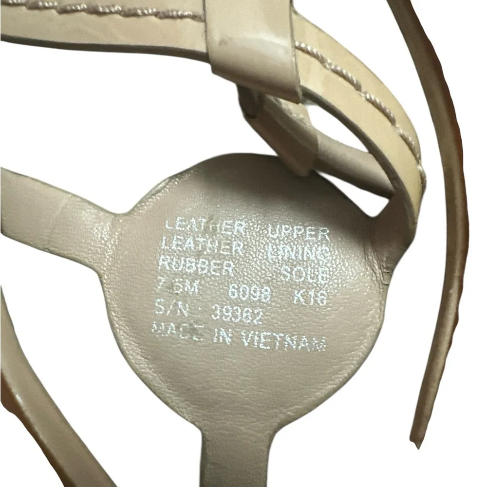 Tory Burch Thong Sandal Nude Patent Leather & Gold Emblem size-7.5